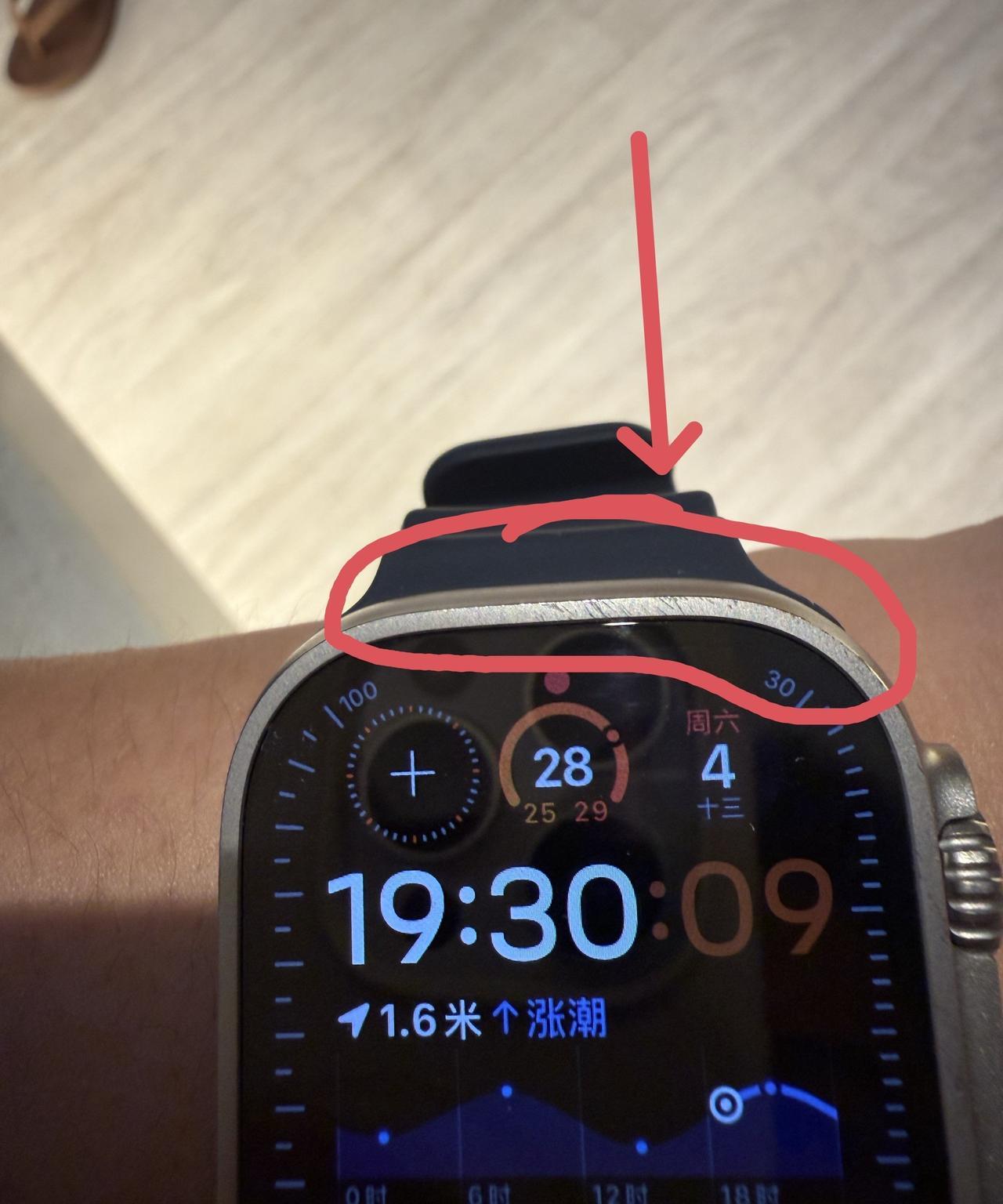 AppleWatch3戴了还不到一个星期，边框已经被我整出这么多划痕了[捂嘴
