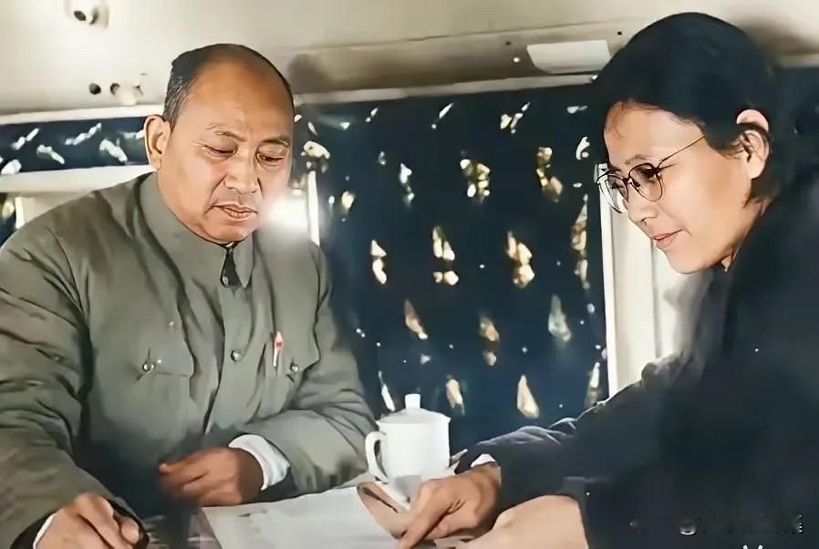 1970年5月，时任解放军副总参谋长李天佑将军（左）由夫人杜启远（右）陪同乘专机