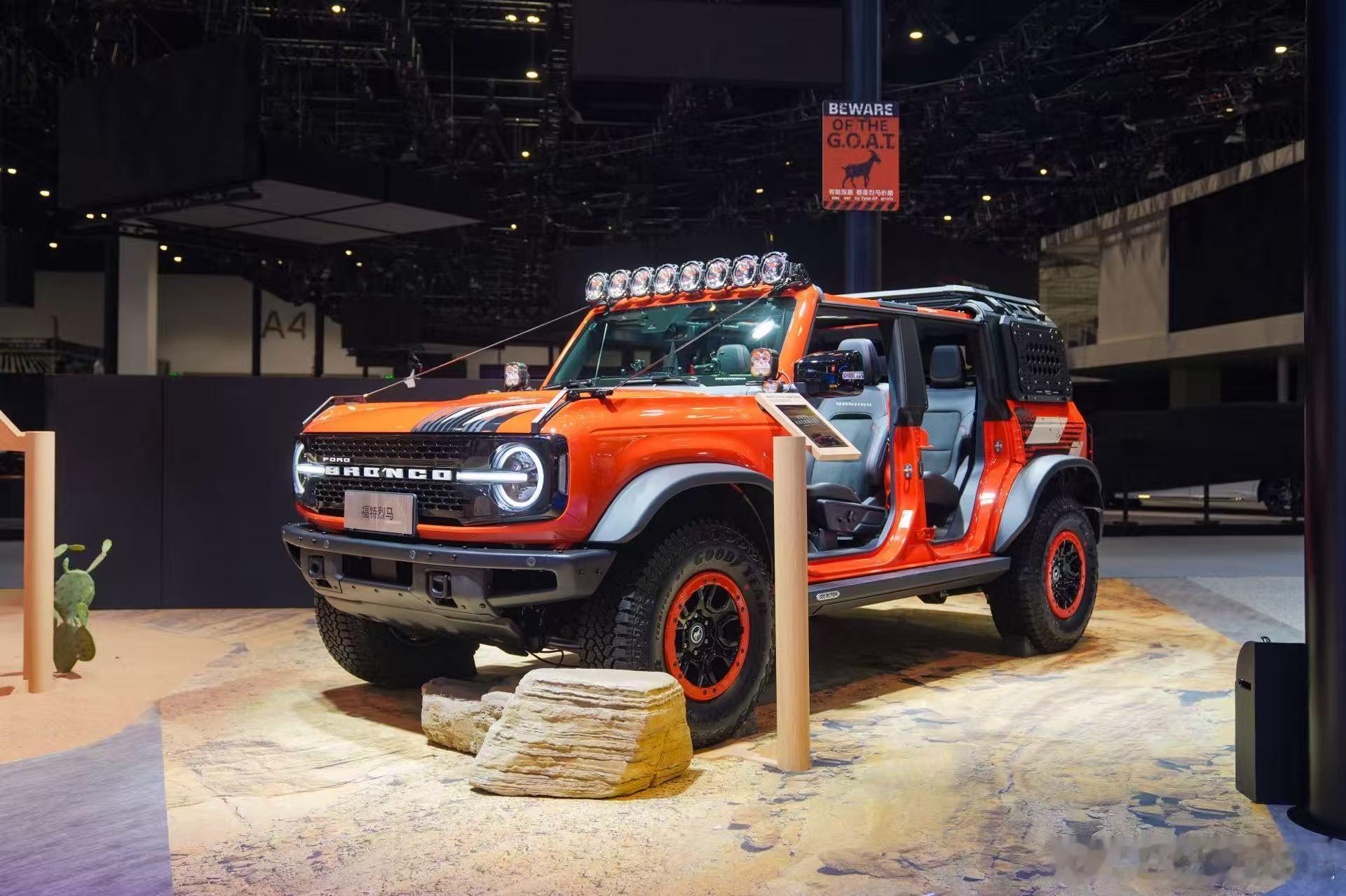 今年北京车展福特展台真热闹啊!这么一看福特在中国的产品序列太全面了，从轿车到SU