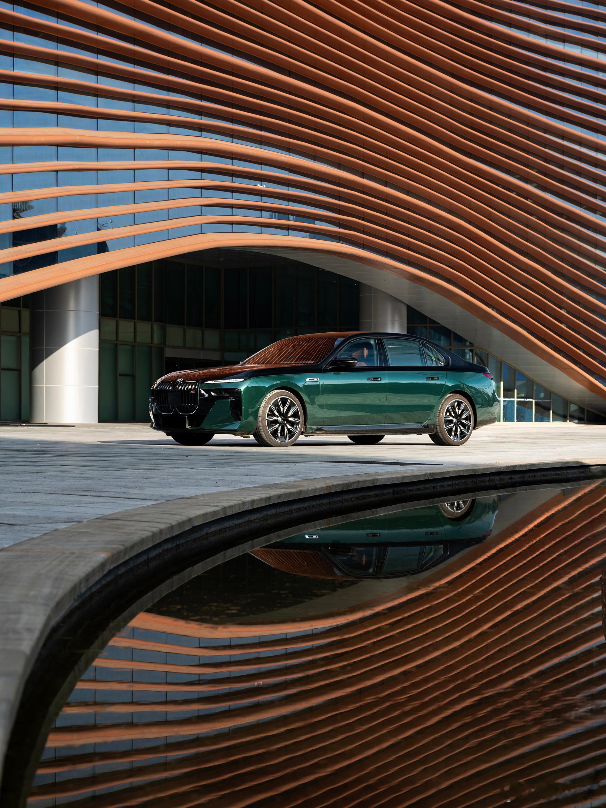 透过镜头，我眼前这台宝马7系，像是移动的艺术品，只是安静停在街边，也能带来富有感