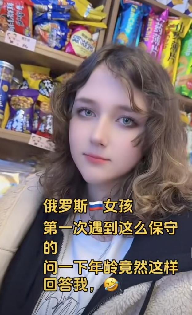 漂亮美丽的俄罗斯女孩到中国了。看来，她们还是喜欢逛我们的商场超市。琳琅满目的