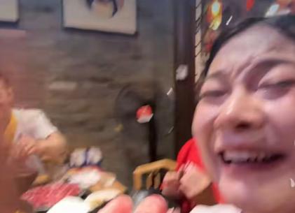 近日，游客邓女士途经成都转机，中途留出空档独自走进火锅店吃饭。偌大的餐桌只有她一