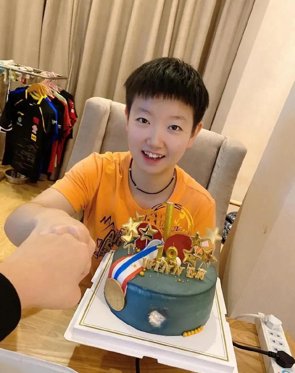 孙颖莎这个女孩子怎么做到又霸气又痞帅又可爱的？有时候能走到六亲不认的步伐，