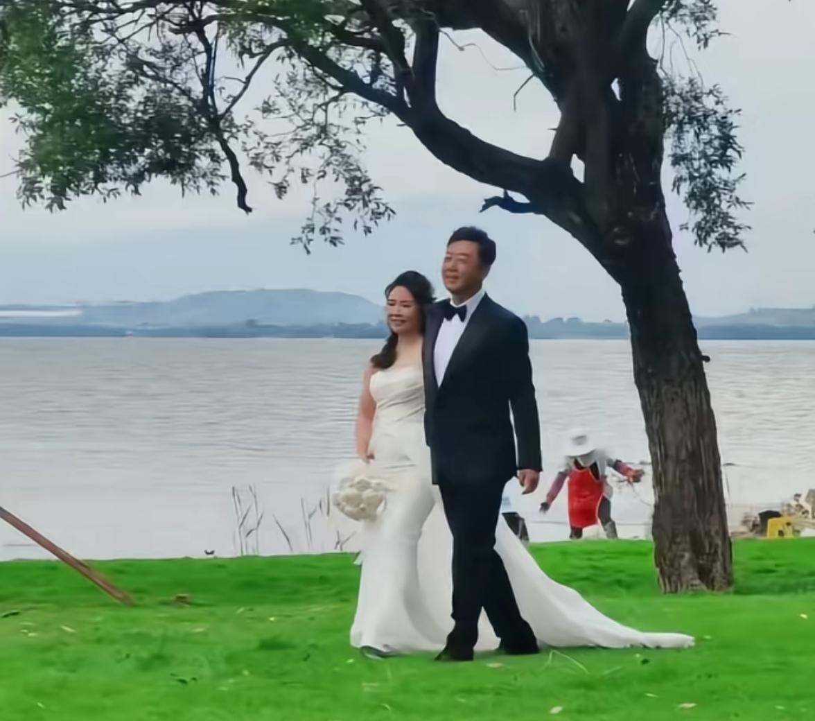 4月29日，郭涛和老婆李燃在大理补拍婚纱照，一下子就火了。他俩2006年结婚，当