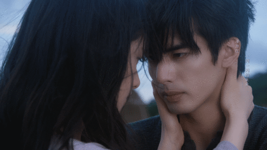 野狗骨头第22集闭眼吻野狗骨头海边接吻海浪声声作衬，闭眼亲吻瞬间，六年遥遥相