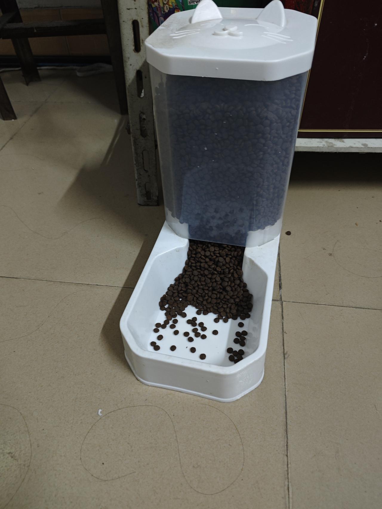 回家过年，给我家猫准备了这些，不知道够不够。去年回家的时候，由于那个自动饮水机