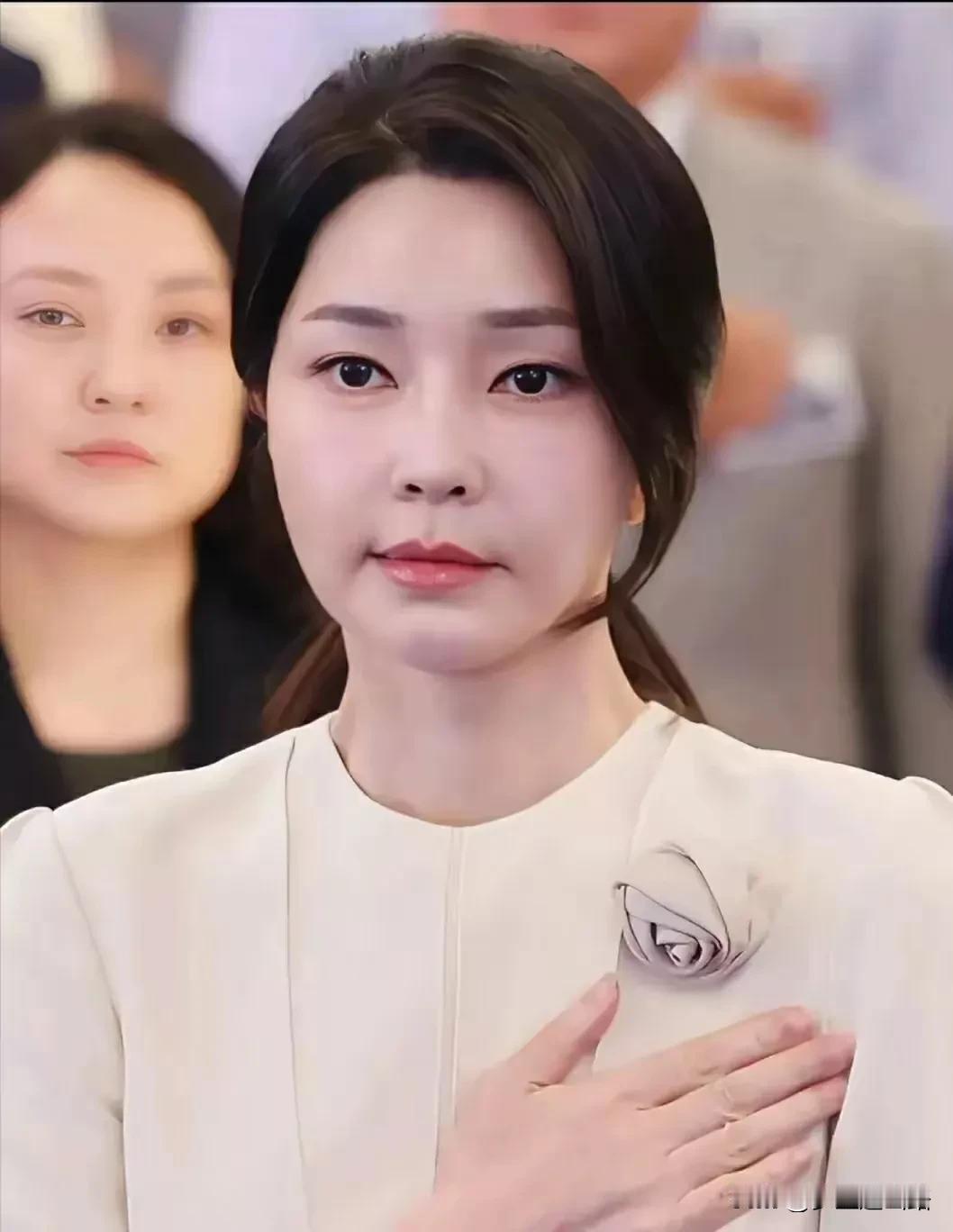 听说韩国前总统夫人金建希得了抑郁症，瘦到80斤以下，坐轮椅被丈夫推着，真的倒霉啊
