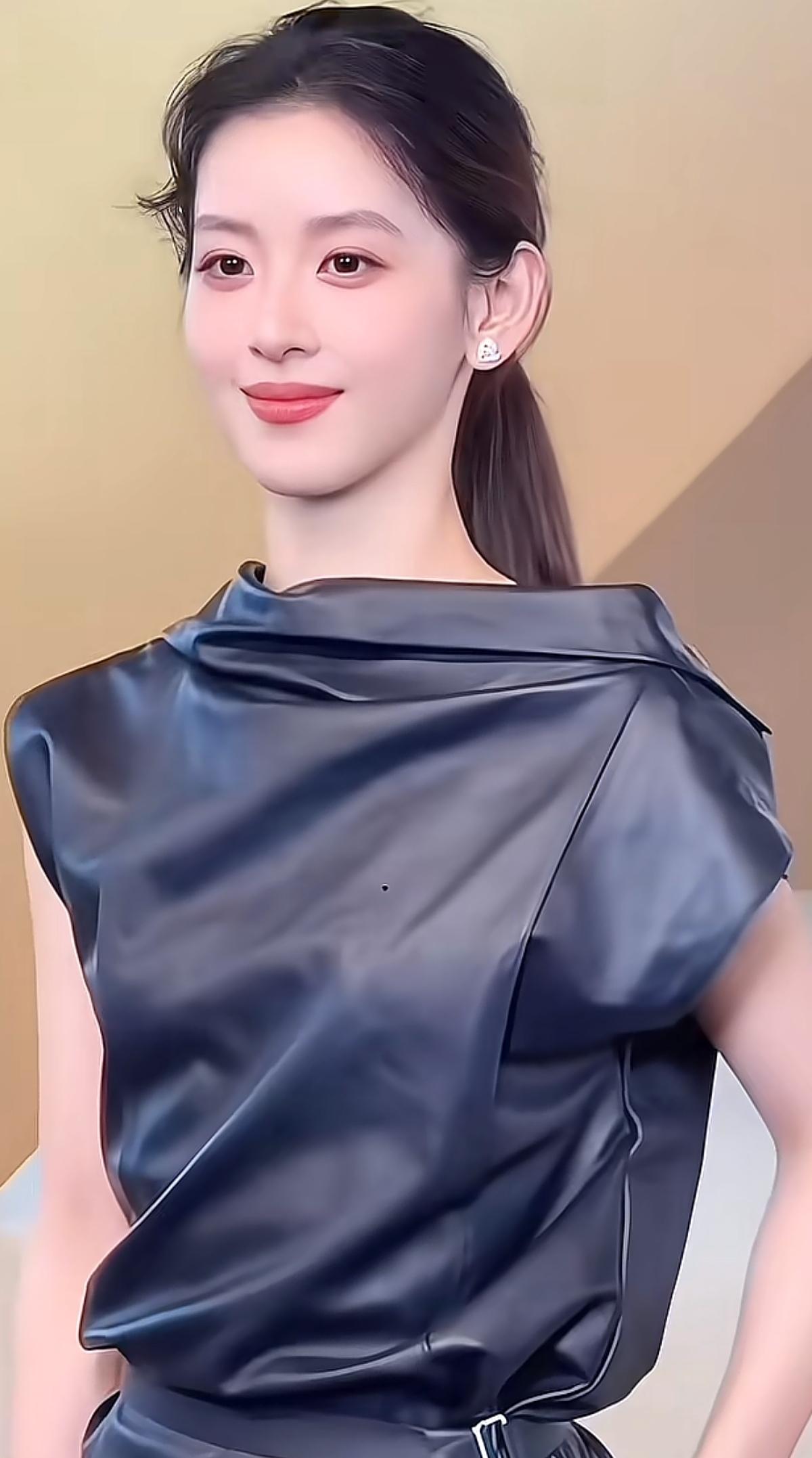 章泽天这气质，气场简直无敌了啊！近日，现身韩国的章泽天，身着无袖款连衣裙礼服，