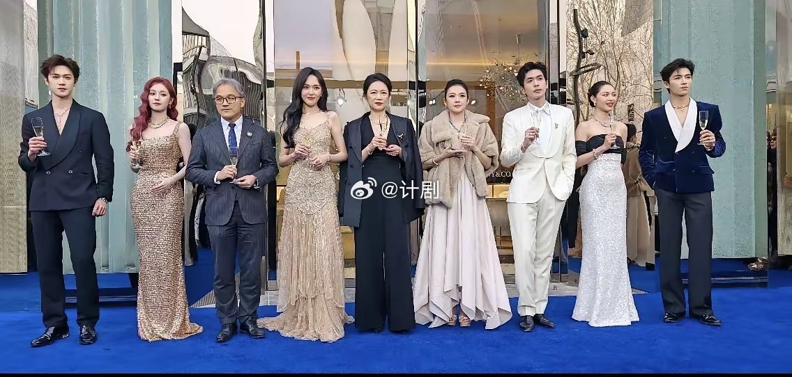 章子怡好霸气哦，出席商业活动，竟然穿着厚外套，唐嫣钟楚曦，宋雨琦等都是露出肩膀，