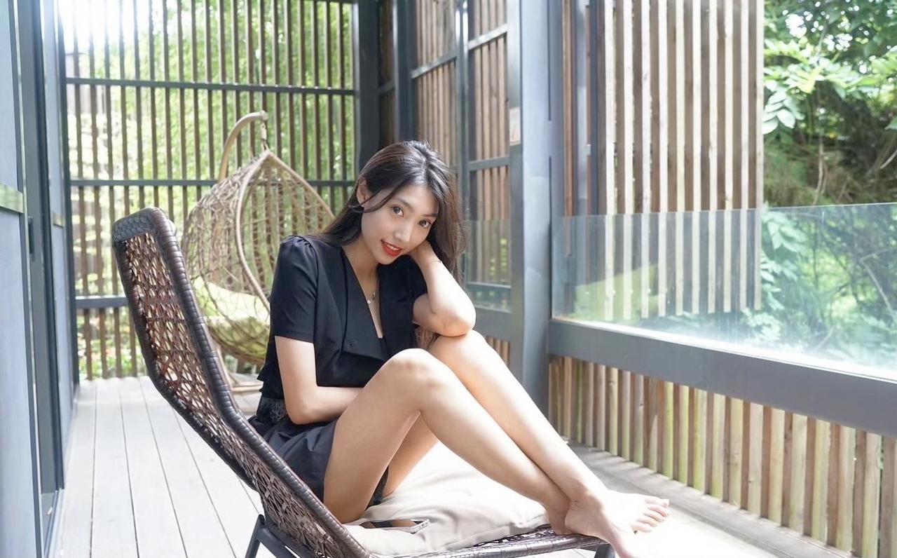 用镜头捕捉瞬间，让平凡的日子闪闪发光。上热门谁还不是小腰精御姐美女