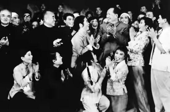 毛主席和豫剧团合影。1963年的一天，毛主席与朱德及国家领导人一起观看河南豫剧