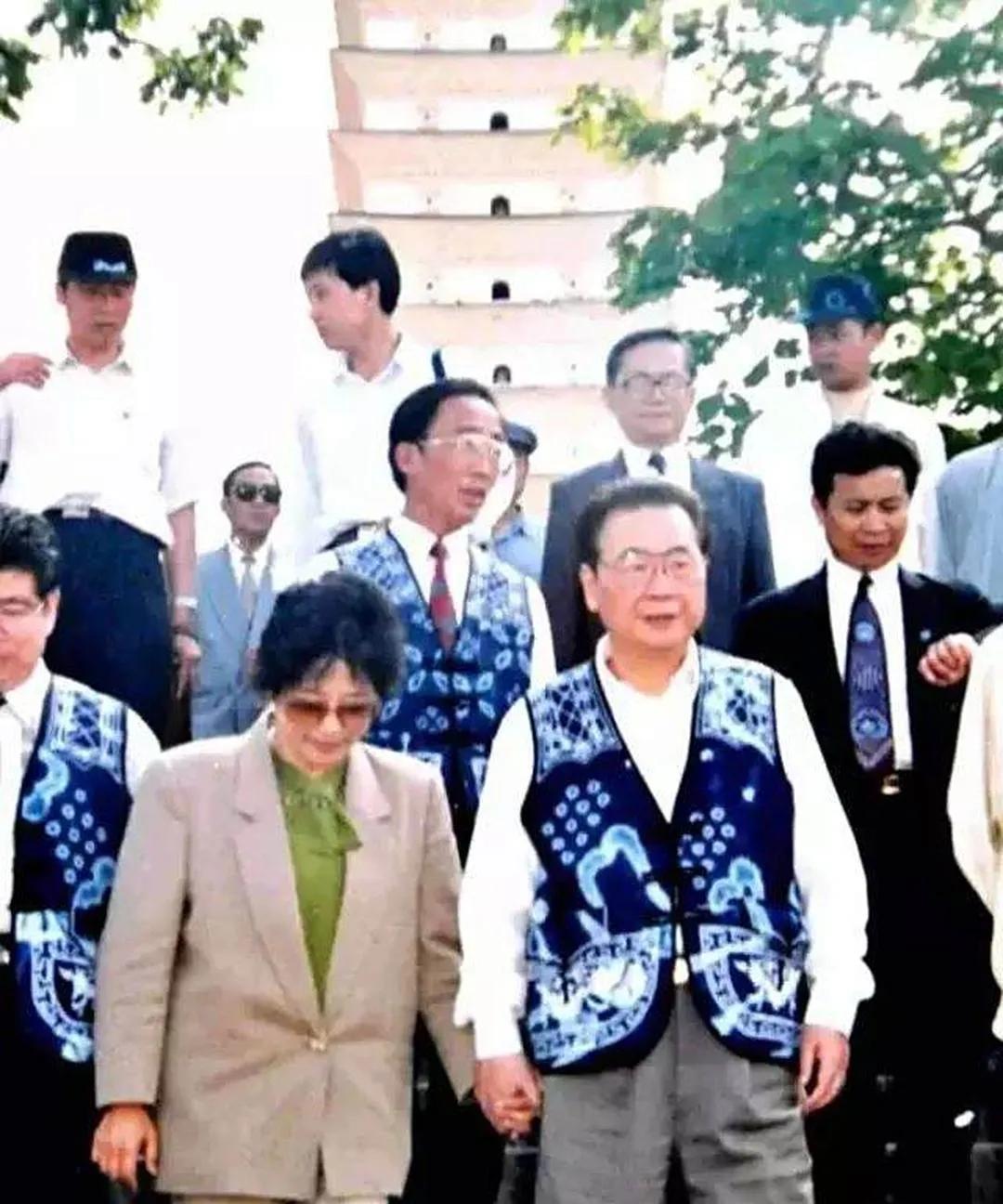 1996年5月15日，日光温柔洒落在云南大理的三塔景区，李鹏、朱琳夫妇来到三塔景