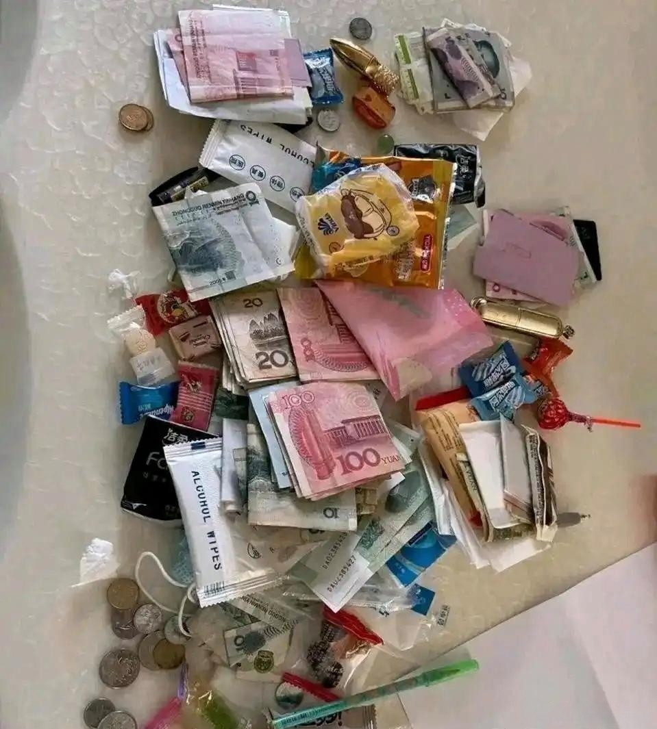 网友：女朋友上夜班回来在她包里发现的，这是什么袋子？