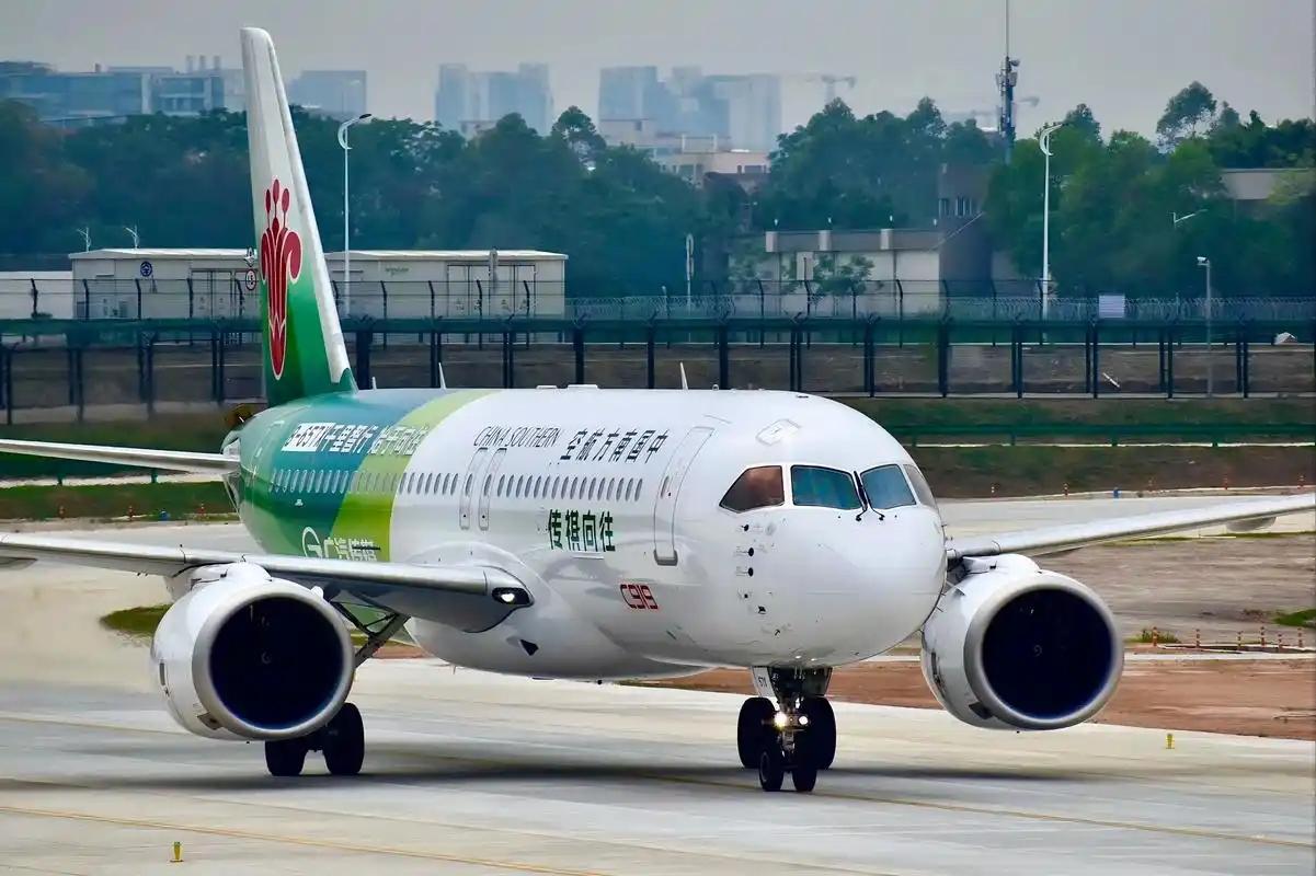 美国这一刀捅的可真够狠！一刀直插C919命脉，中国引以为傲的商飞C919客机，交