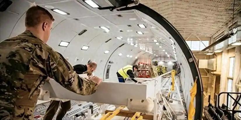 炸锅了！美国军工神话崩塌！67岁大妈造假30年，美军舰艇全成“纸老虎”