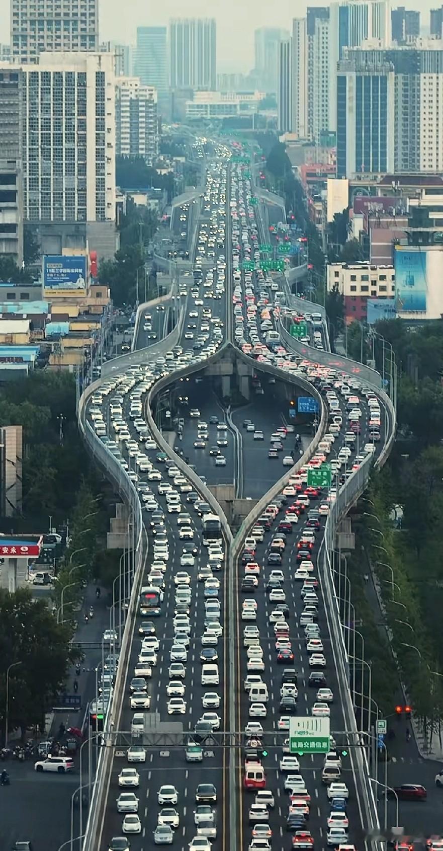 临沂高架设计的失败这是哪个大聪明设计的，还拐个弯，本来车就多，本来是快速路。这
