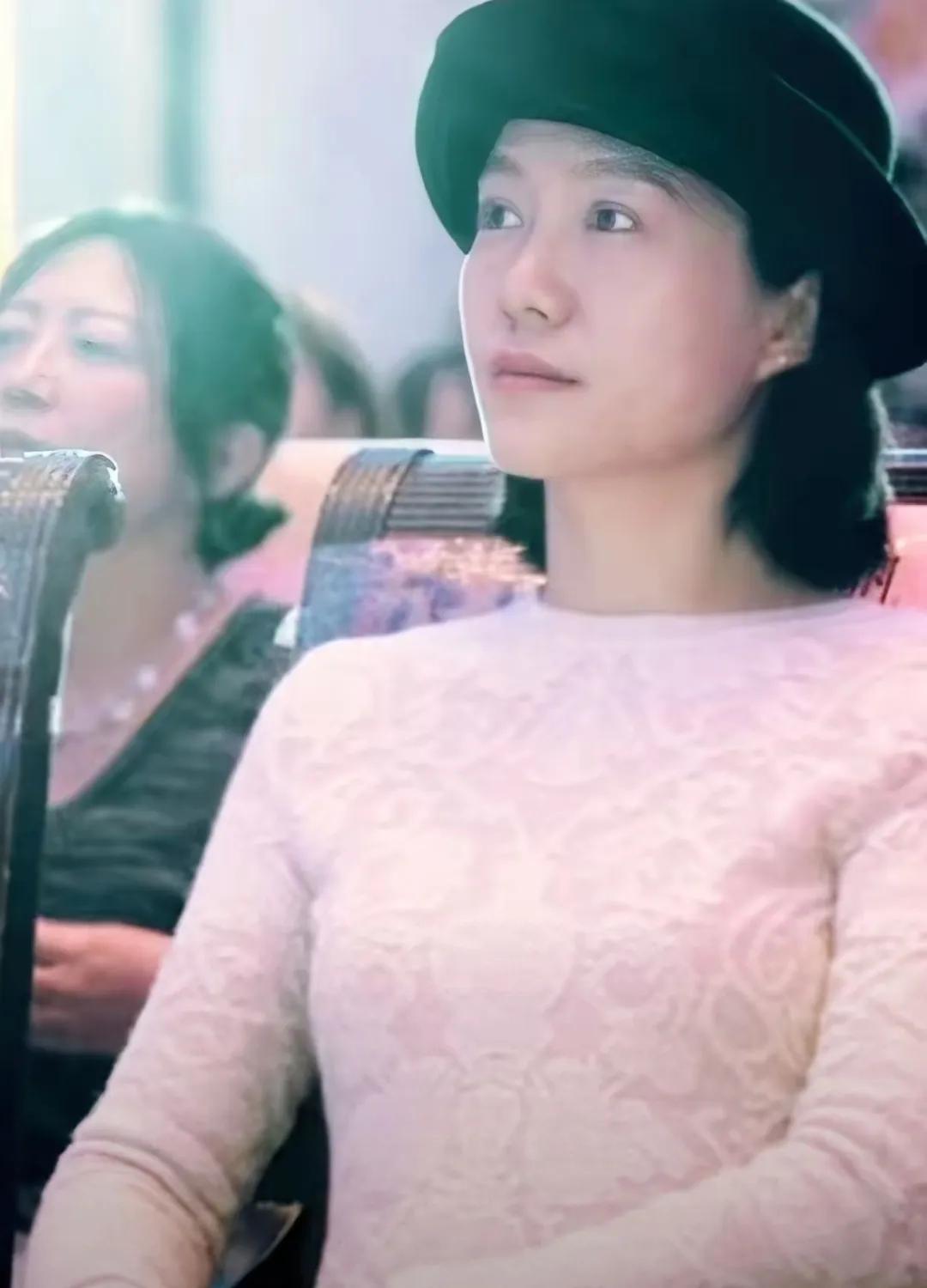 杨振宁辞世后，翁帆并未陷入过度的哀伤，而是搬入了清华的教授公寓。​她依旧会早早