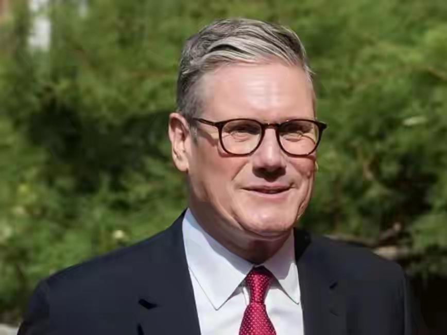 英国首相斯塔默突然放狠话，称在中国使馆新馆舍问题上“不会被吓倒”。你可以不低头，