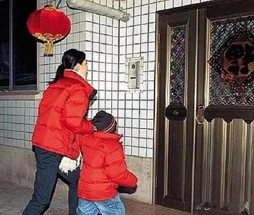 王菲早年带‌‏着小⁠⁠‎窦‌‌靖‎⁠童回北京过年，母﻿女俩都穿﻿‌大红色衣服，‍‍红‌⁠红火火的。‍