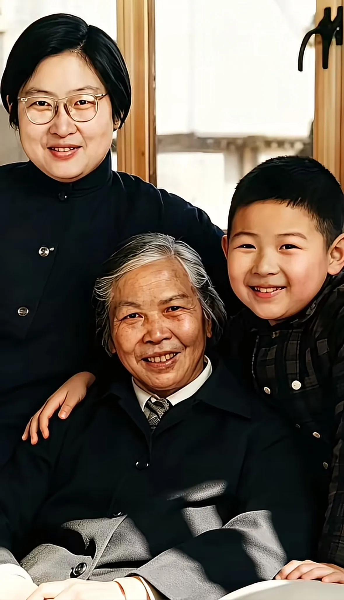 这是贺子珍与女儿李敏和小外孙，祖孙三代同框的合影留念照。贺子珍，这位伟大的传奇