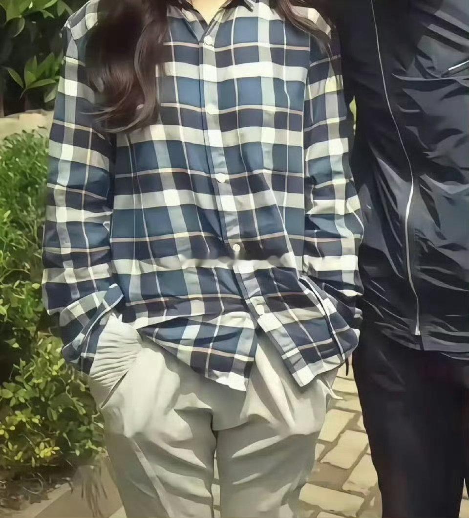 要是遮住脸，完全就是木讷的直男穿搭