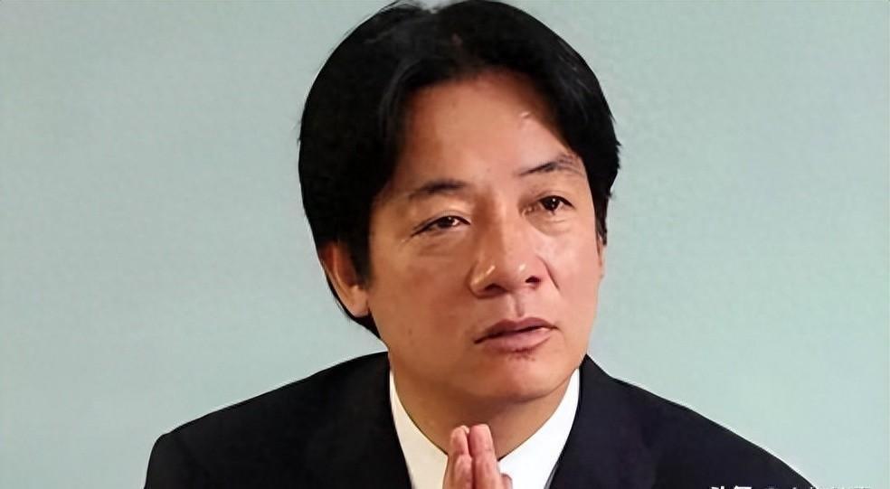 4月25日深夜，台北桃园机场上演了一出堪比谍战大片的荒诞闹剧。堂堂台湾外事部