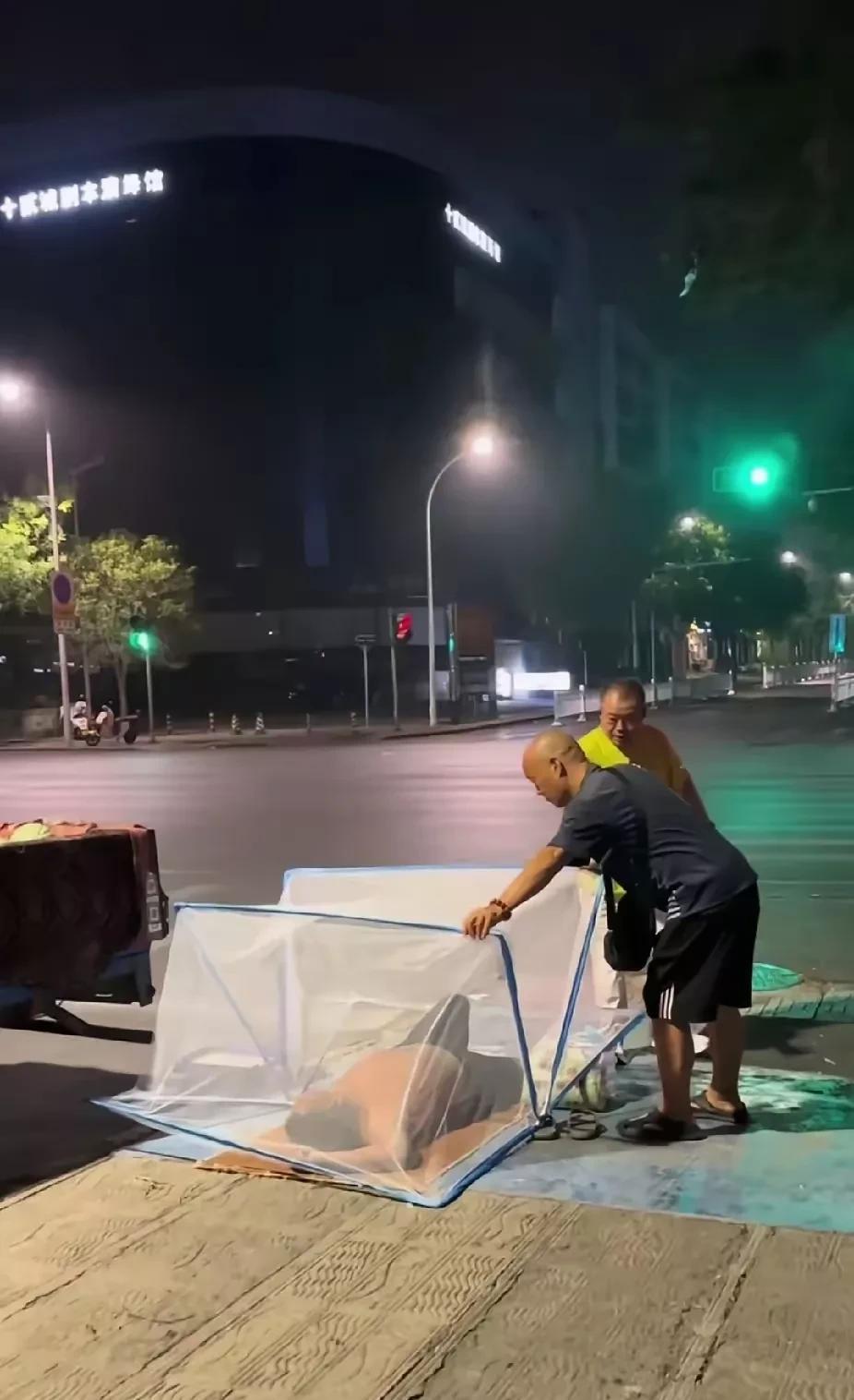 世上还是好人多。一位来城里卖西瓜的大哥因为西瓜当天没有卖完，嫌回去明天再来太麻烦