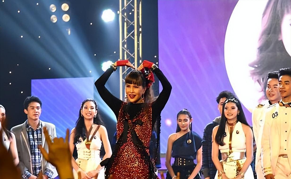 诗丽吉王后三个女儿中，只有大女儿像她，爱打扮显年轻，外向开朗。诗琳通看起来比姐姐