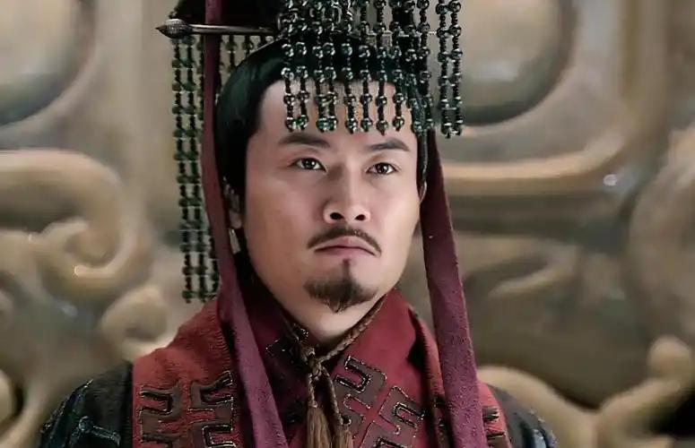 曹丕是史书里少有的"可爱人"，他刚逼汉献帝禅位，就当众说了句让史官抬头的大实话。