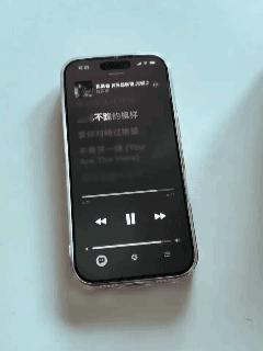 出了什么问题？中国苹果手机用户忽然发现IPhone17听陈奕迅《孤勇者》会闪退！
