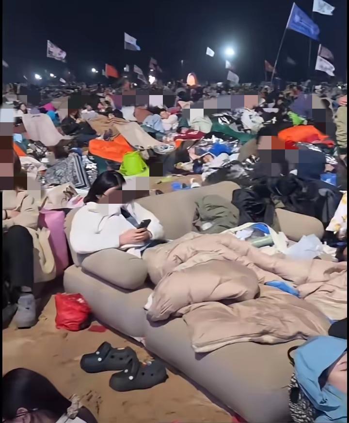 帐篷式旅行—沙发、帐篷往沙滩上一搬，晚上裹着睡袋看星星，酒店老板全懵了——房间压