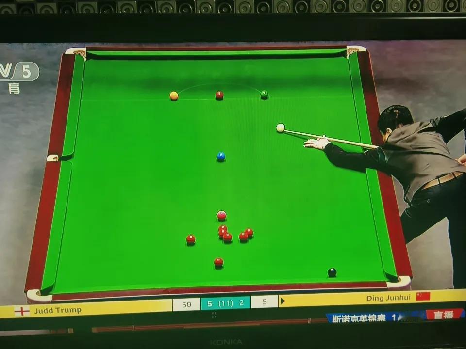 好久没看丁俊晖打球了，总感觉他的竞技状态不如十年以前了！今晚偶然看到丁俊晖和特