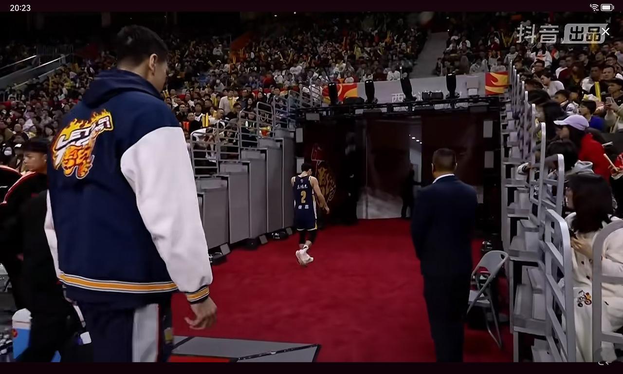 徐杰晃倒黄荣奇上空篮，徐中锋被邬挺嘉踢倒受伤，后卫线就突出了郭昊文当郭昊文屡