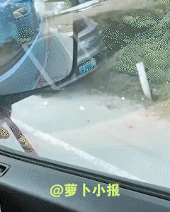 车里的人还好么？但愿没事儿。十一假期刚开始，就看到了这么惨烈的车祸，汽车猛烈撞