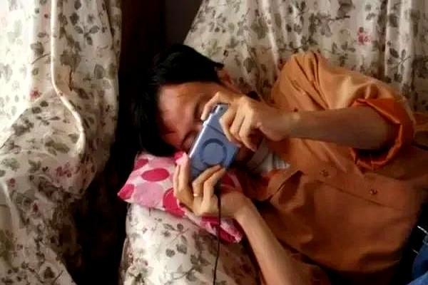真得要废了，这样的孩子怎么办办呢？现在已是中午12点多了，我侄女还不起床，白