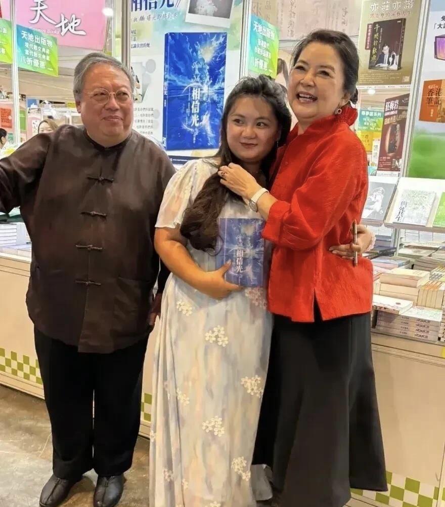 万万没有想到当年那么美的一位女演员，颜值可以和林青霞媲美，现在都老成了大妈的模样