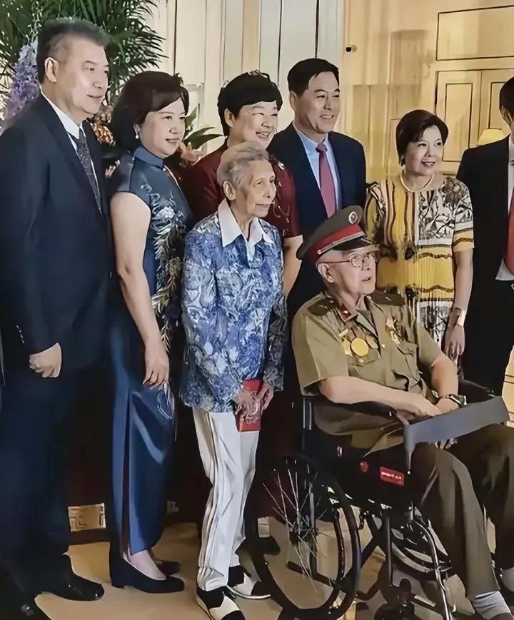 这家世够显赫，颜值气质都是一流的。女儿的婚礼，让我们认识了不一样的李教练。之前，