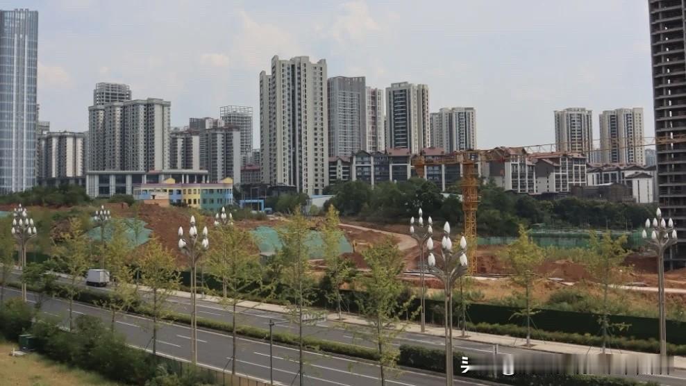 视高房价暴跌的真相：蹭成都热度，坑惨购房者。还记得几年前视高楼市有多疯狂吗？打