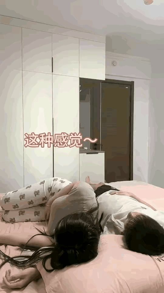 只有小年轻情侣才会这样，老夫老妻很难这么如胶似漆了