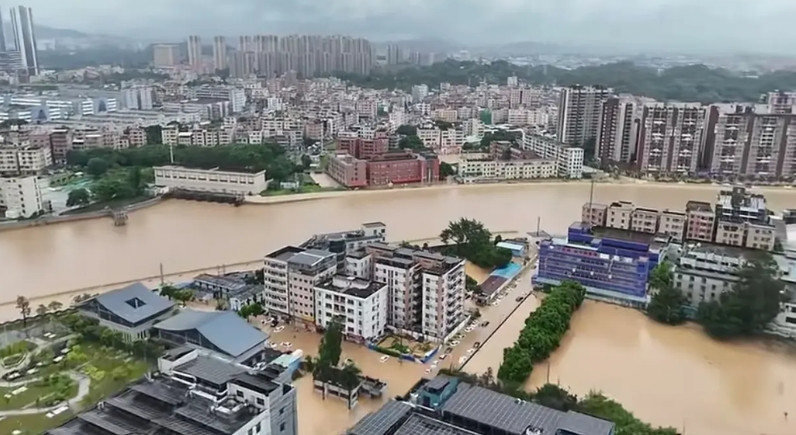 深圳的水全部流向东莞塘厦了吗？画面上塘厦整个镇都处在水淹之中，从昨天到今天下午雨