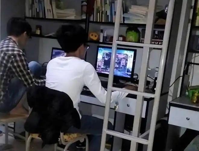 “彻底破防了！”一位家长悄悄来到儿子的大学宿舍，在门口静静站了五分钟。四人间宿舍