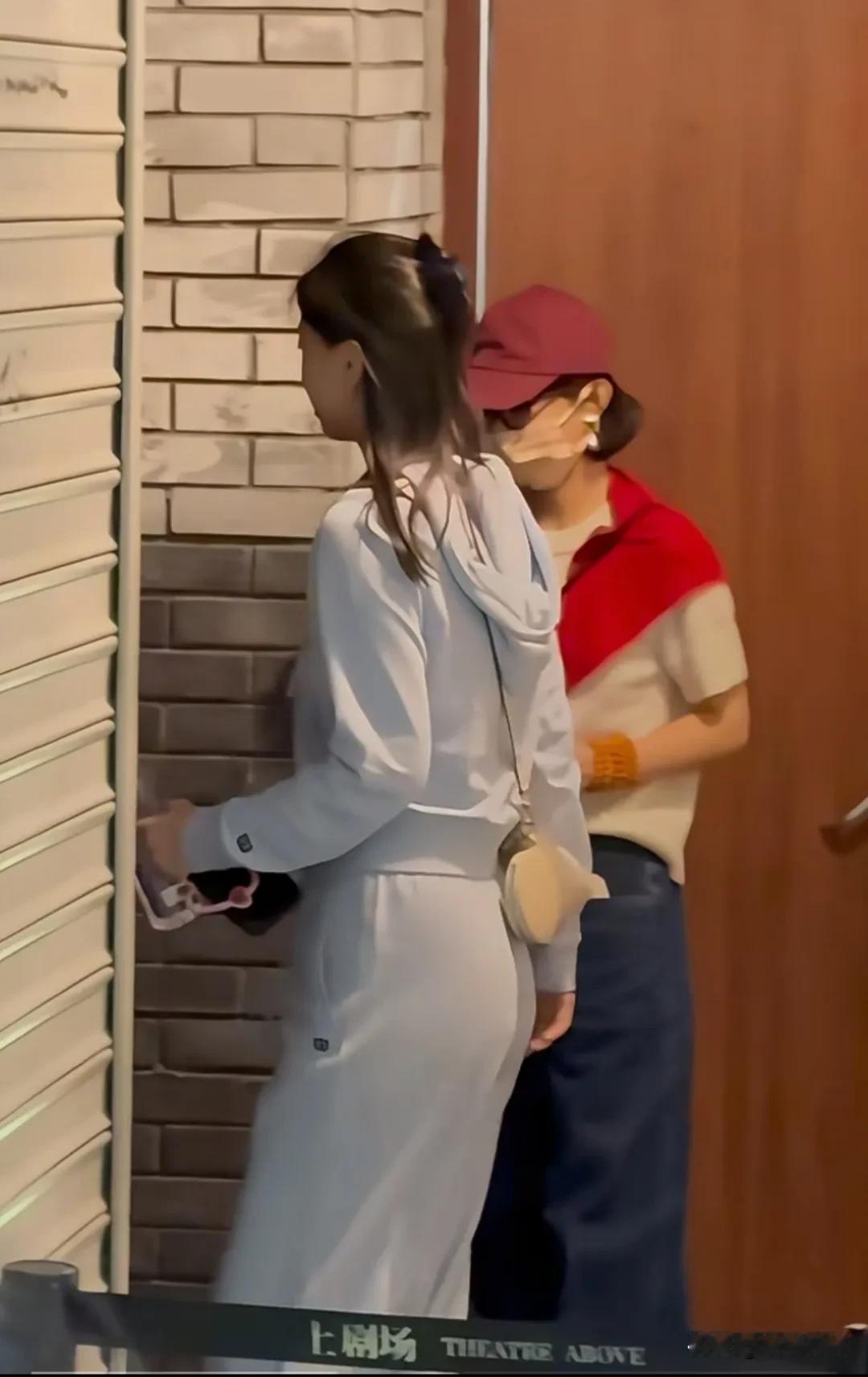 “二弟”去看“大哥”的话剧了。谢娜和赵丽颖的友情让人羡慕啊！谢娜在上海演话剧