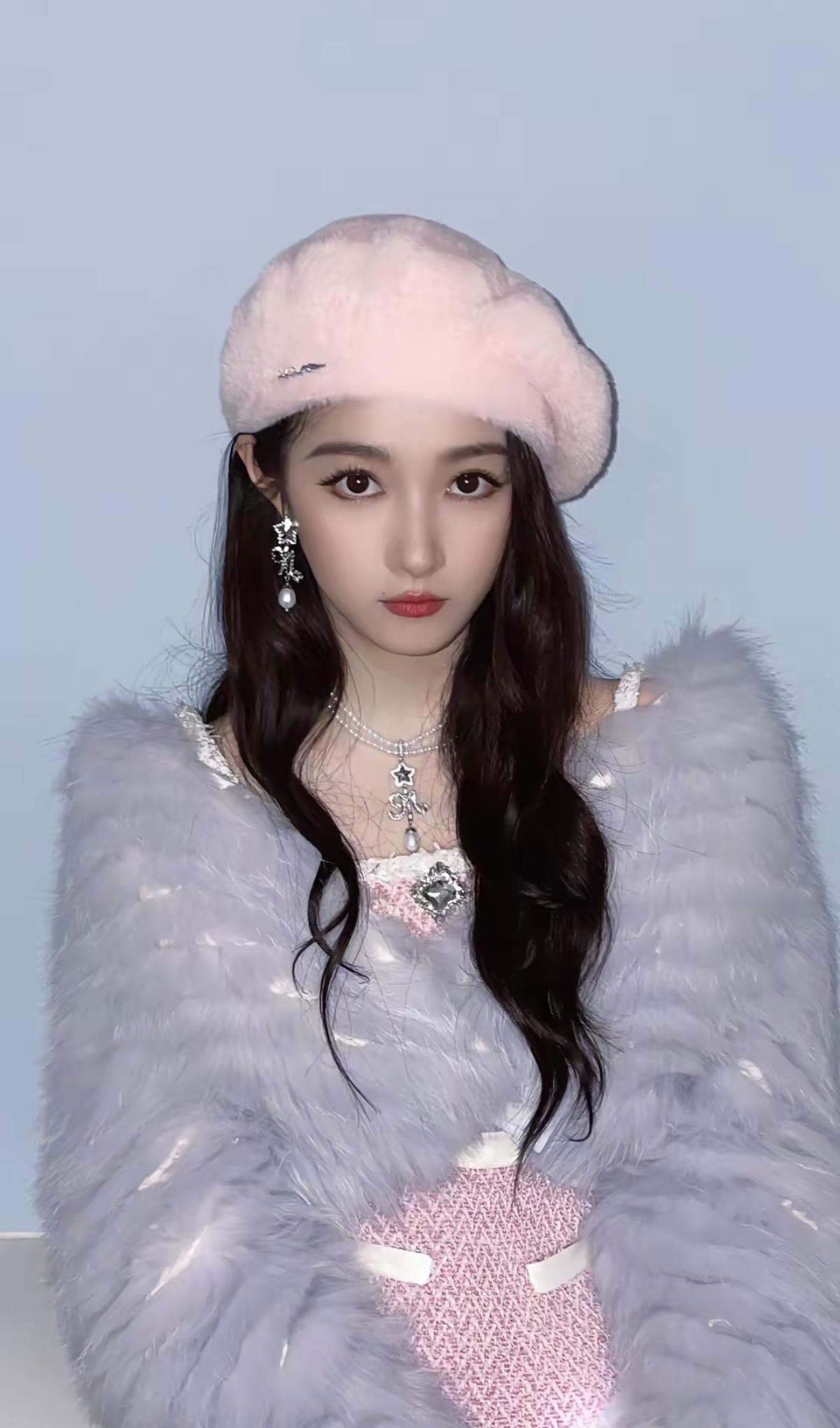  柔粉配色衬得肌肤莹润透亮，关晓彤这身裙套，把少女感与娇俏感焊在了身上[赞][玫