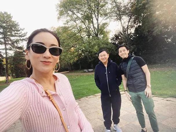 看他信大女儿晒幸福，她身后有两个爱她的男人。一个是父亲一个是丈夫，身为女儿她很幸
