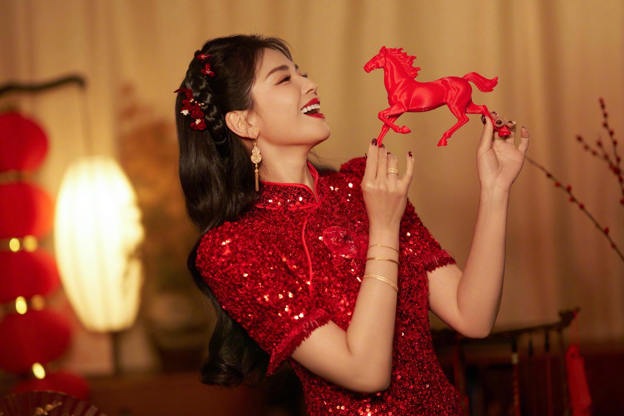 刘涛该叫妈妈还是叫姐姐一身blingbling旗袍红裙就这么夯！姐刚刚发了春晚 