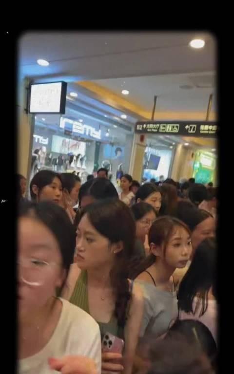 杨颖上海活动现场直击，已经人满为患了商场再不限制进入的话，估计最后又要变成出于对