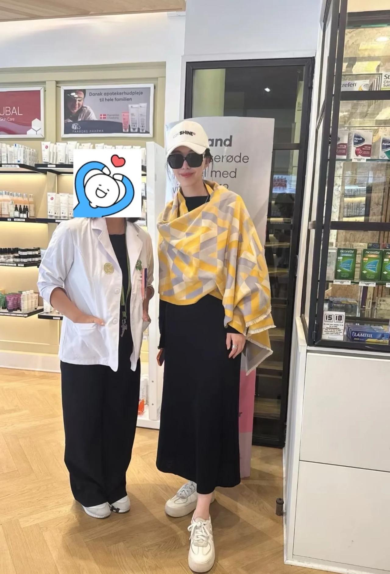 网友偶遇了田朴珺在国外逛街，身边还跟着她5岁的小女儿。小姑娘留着一头顺溜的长发，