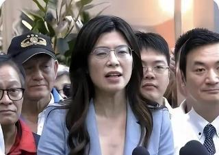 大陆访问团成员：萧旭岑、张荣恭、张雅屏、尹乃菁、李德维、连胜武，再加上郑丽文自