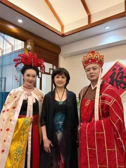 朱琳被二婚老公宠近二十年，如今73岁了，长的还非常年轻漂亮。如果穿上戏装，戴上头