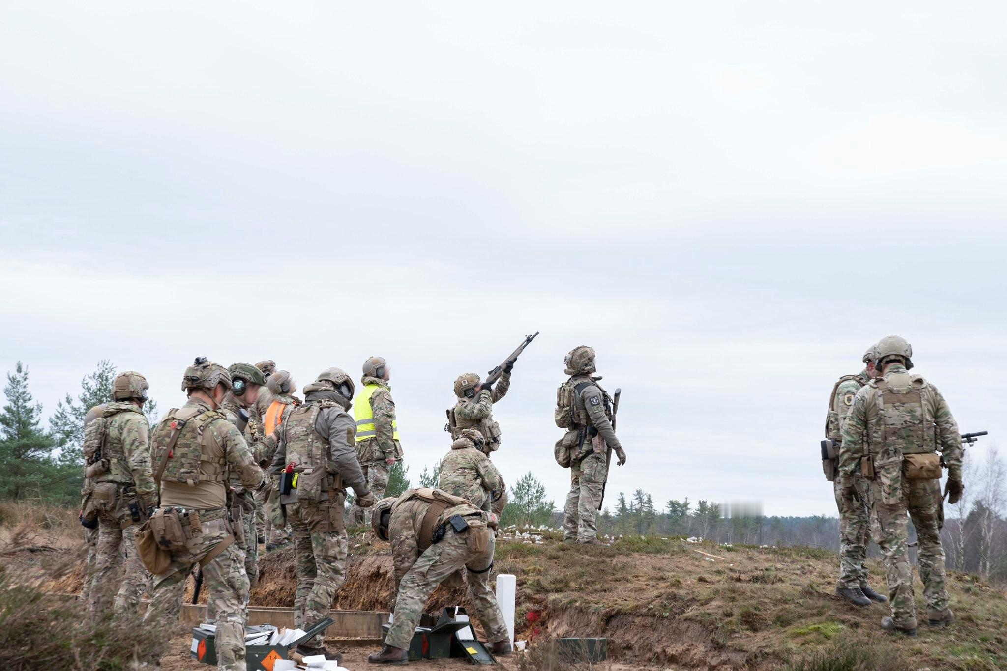 使用FN温彻斯特SX4半自动霰弹枪进行反无人训练的比利时陆军烽火问鼎计划